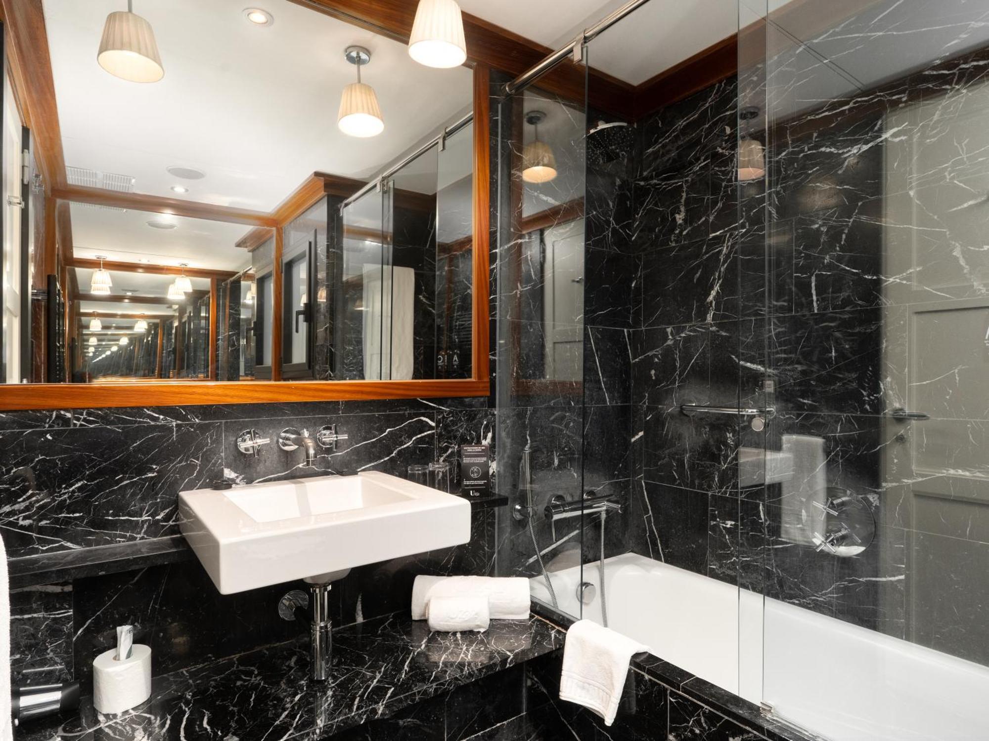 Hotel U232